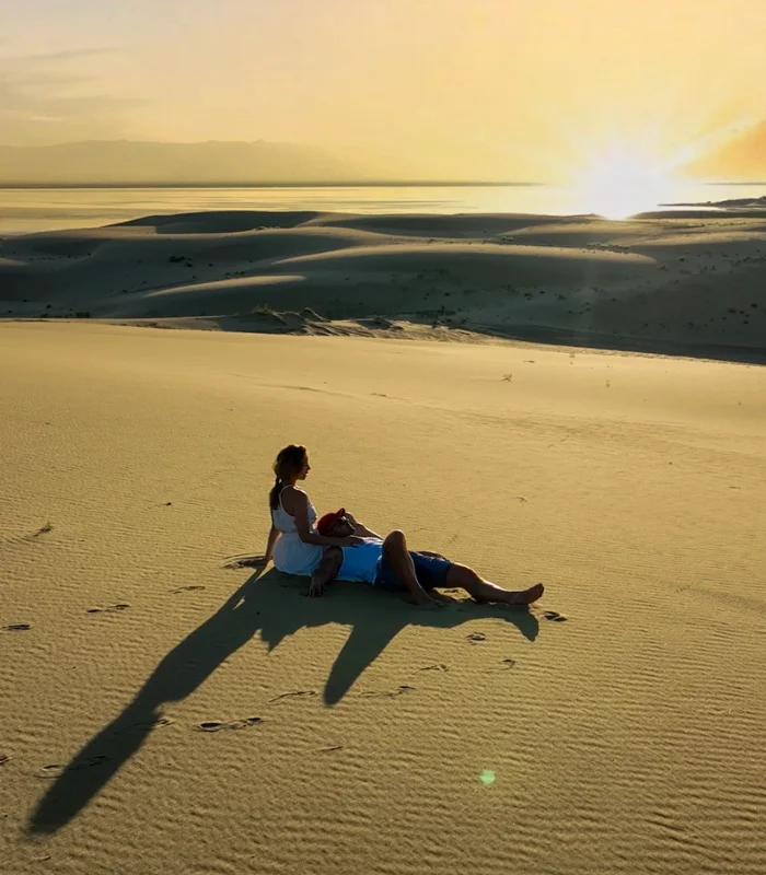 Отдых в месках Монгол элс вблизи озера на закате