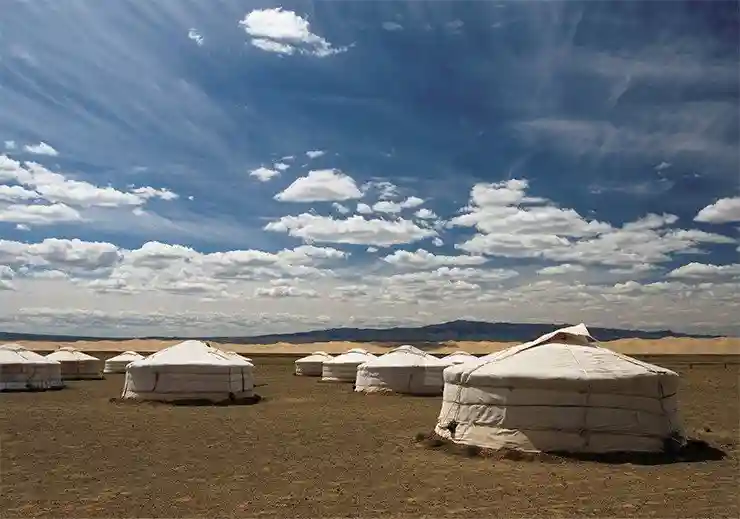 Удивительное изобретение кочевых народов – юрта. Дом, который быстро собирается и разбирается. Под его крышей обитает семья монгола (а иногда и не одна). Нередко бывает, что сын остается жить в юрте отца, или два брата с семьями делят одну юрту. Юрта – это отражение целого космоса...