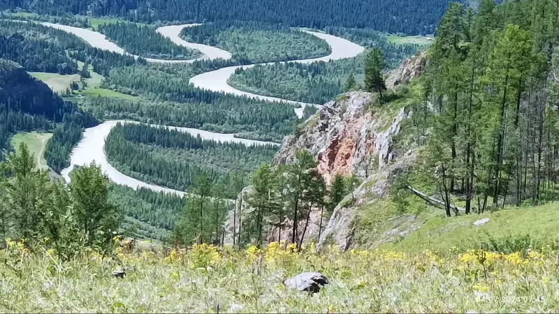 Виды на меандры реки Чуя