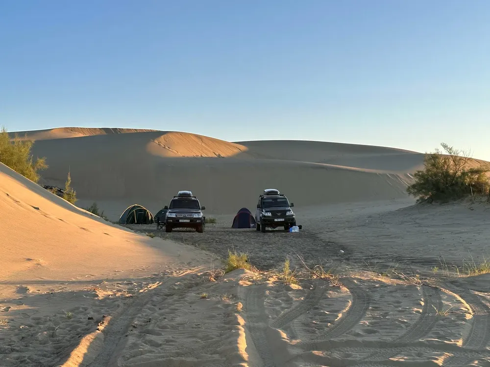 Машины Три вершины на фоне пейзажей Монголии