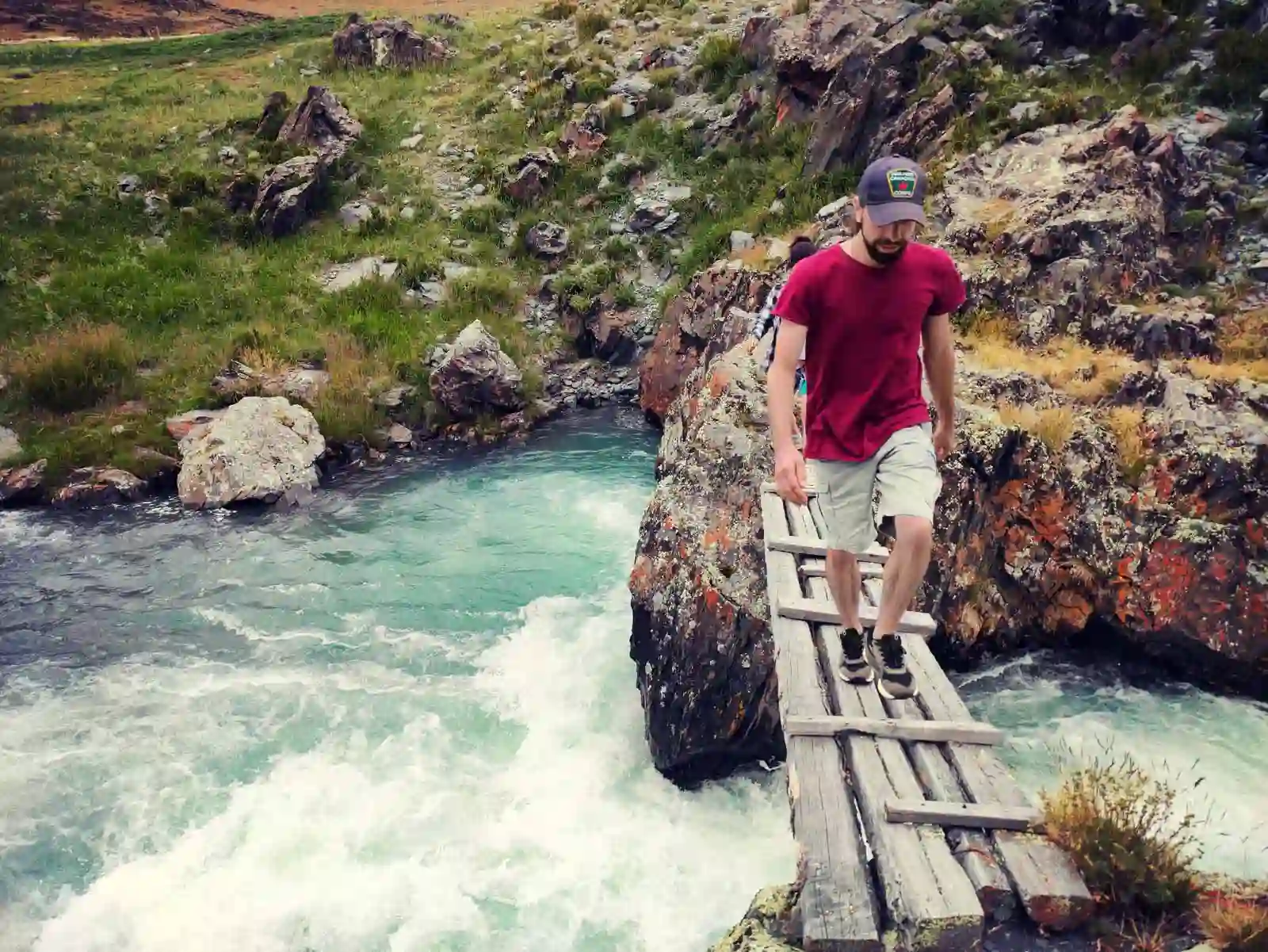 Мост через реку к петроглифам в долине реки Елангаш