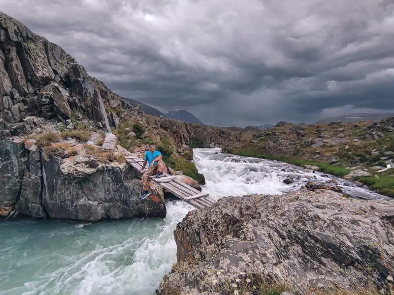 Мост через реку к петроглифам