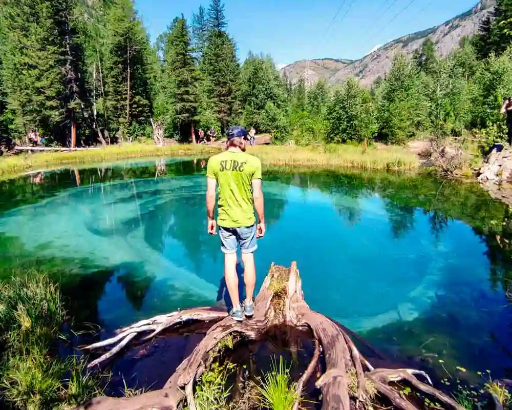 Мужчина у Гейзерного озера на Алтае