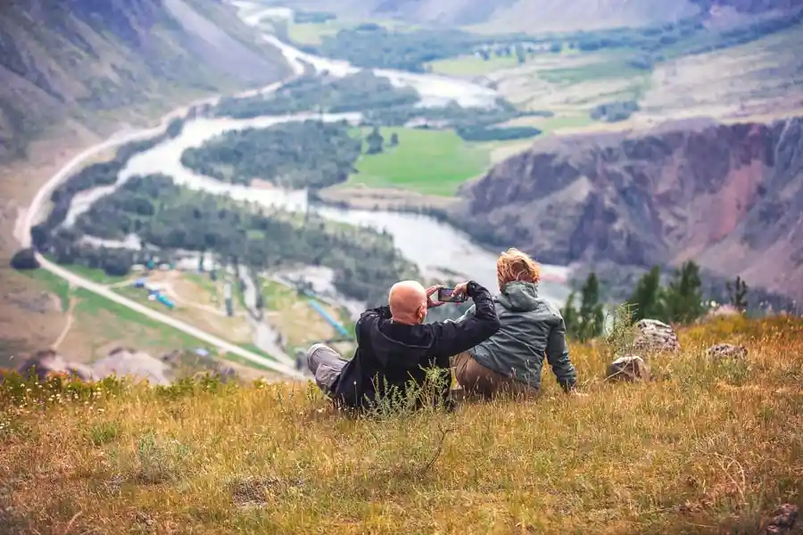 Пара на краю перевала Кату-Ярык фотографирует долину