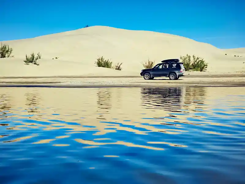 Отражение джипа в озере Дурген-Нуур