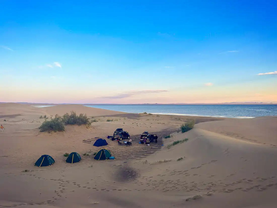 Лагерь на берегу озера Дурген Нуур в Монголии