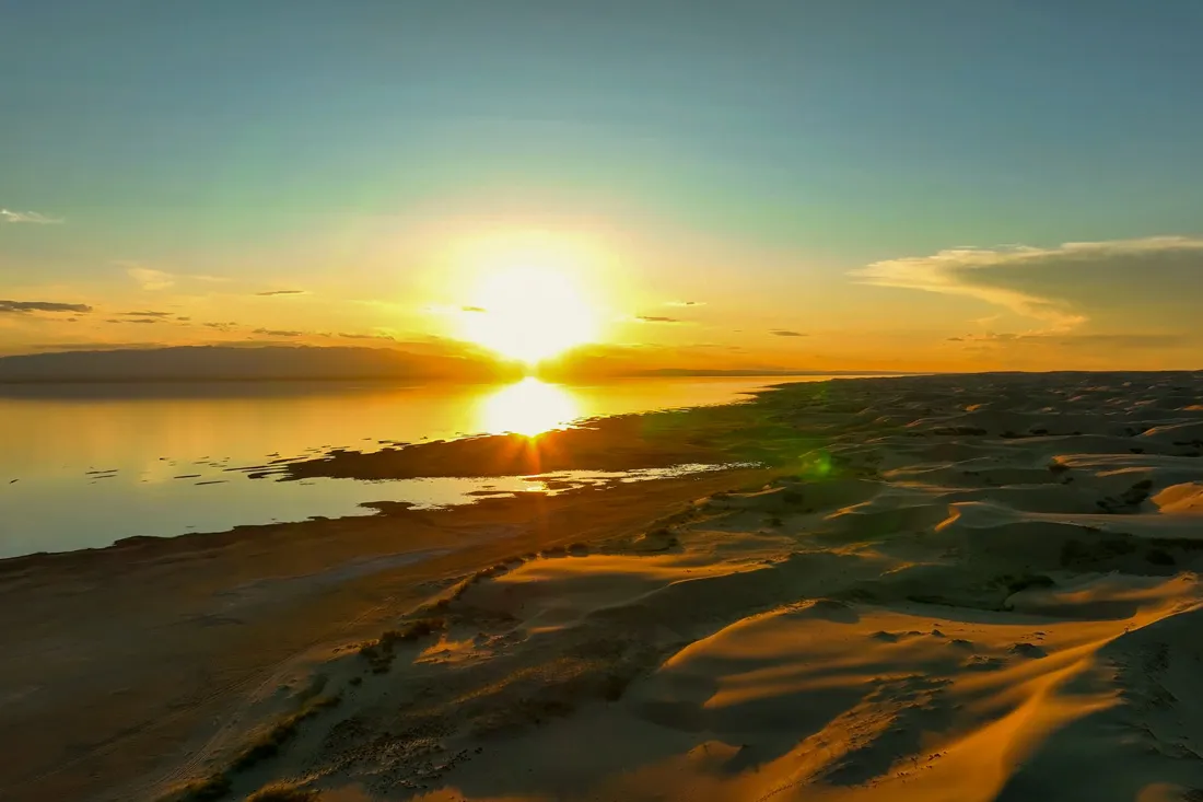 Закат на озере Дурген-Нуур