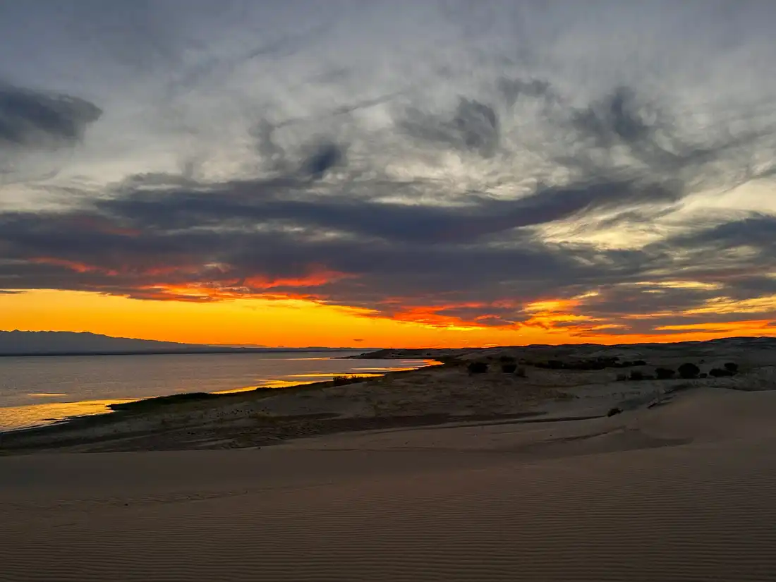 Закат на озере Дурген Нуур в Монголии