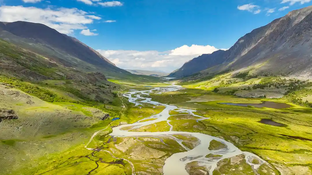 Долина Софийского ледника в солнечный день